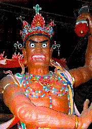Buddhist temple: Gatekeeper Statue